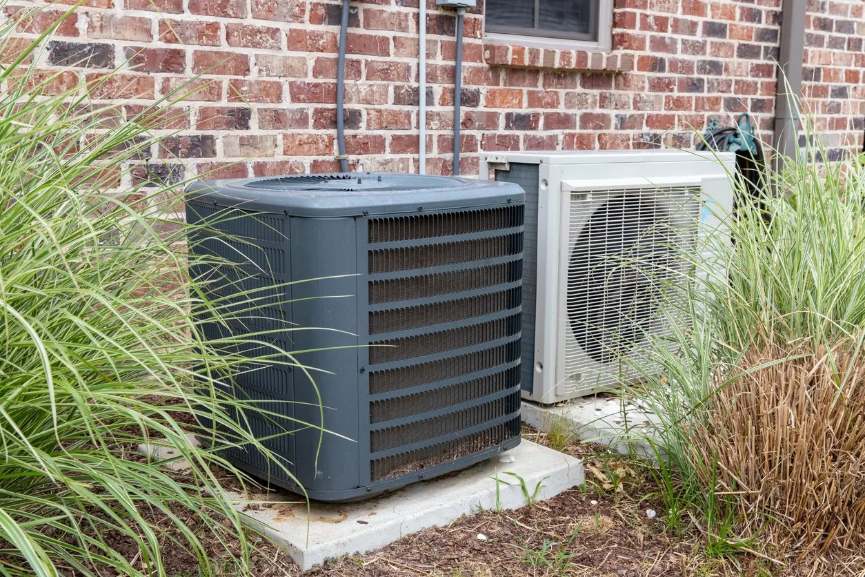RegularhomeHVACairconditionersystemandmini splitnexttoeachother.stockphoto a3ace445 1920w
