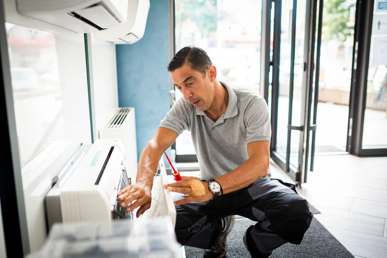Techniciancleaningairconditionerfilterstockphoto 1920w